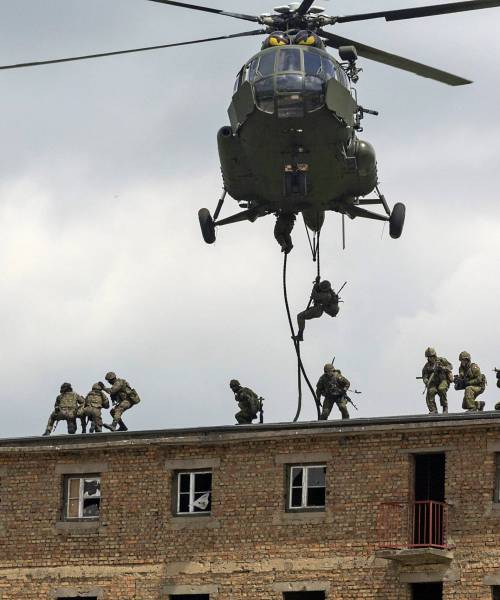 Soldiers deployed with Operation REASSURANCE Land Task Force (LTF) (right) and Polish soldiers fast-rope from a Polish helicopter onto a building during Exercise ANAKONDA in Wędrzyn, Poland on June 14, 2016. 

Photo: Corporal Guillaume Gagnon, Liaison Officer Driver, Operation REASSURANCE Land Task Force
RP004-2016-0022-190
~
Des militaires en déploiement au sein de la Force opérationnelle terrestre (FOT) de l’opération REASSURANCE (à droite) et des militaires polonais effectuent une descente rapide par corde sur un immeuble depuis un hélicoptère polonais au cours de l’exercice ANAKONDA, à Wędrzyn, en Pologne, le 14 juin 2016. 

Photo : Caporal Guillaume Gagnon, chauffeur de l’officier de liaison, Force opérationnelle terrestre, opération REASSURANCE 
RP004-2016-0022-190